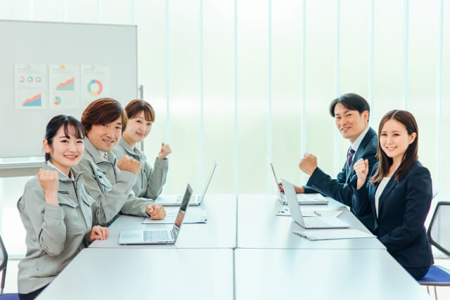 会議でポーズを取るビジネスチーム