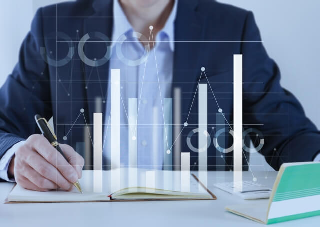 ノートにメモを取るビジネスマン