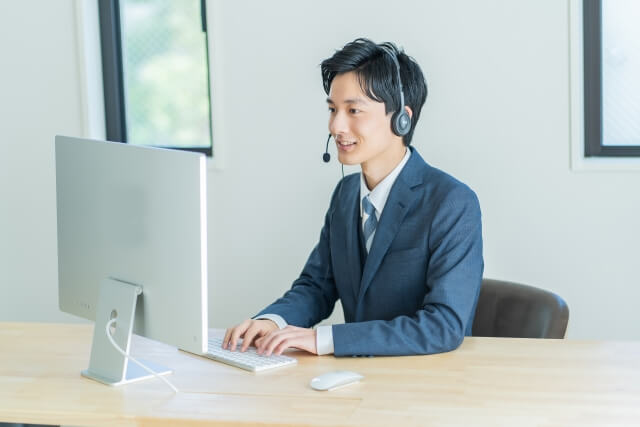 ヘッドセットをつけたビジネスマン