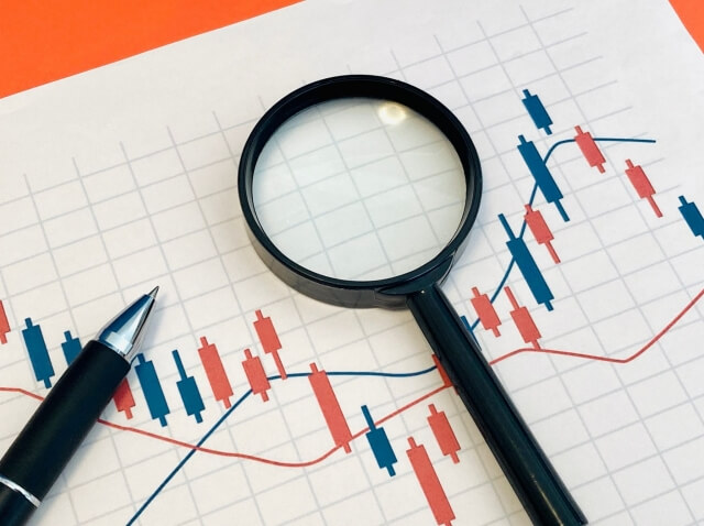 拡大鏡で分析する株式チャート