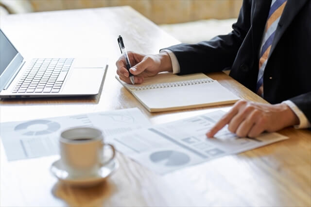 書類を確認するビジネスマンの手元