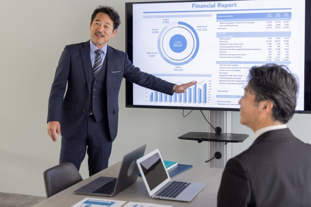 プレゼン中のスーツ姿の男性