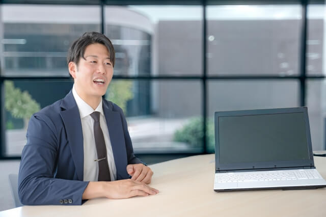 デスクで仕事をするスーツ姿の男性