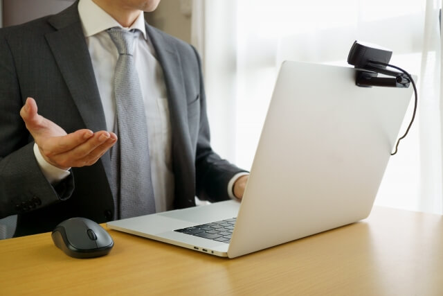 ウェブ会議でプレゼンするビジネスマン