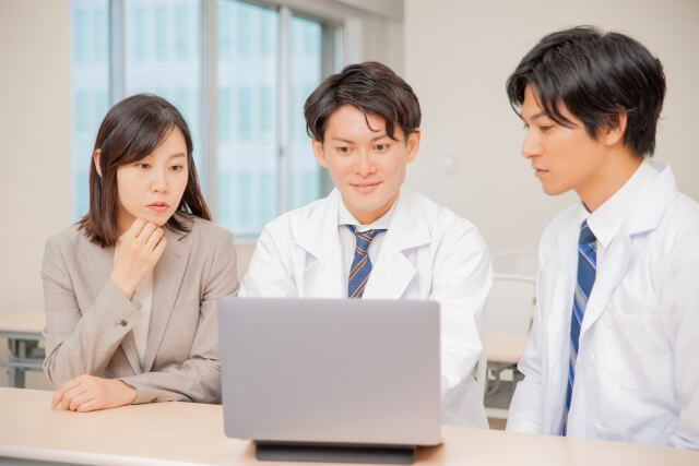 会議中の医療専門家たち