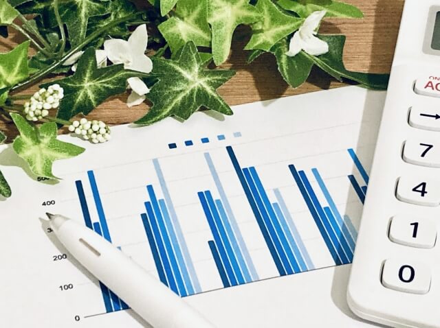 机に置かれた数字入りグラフ表