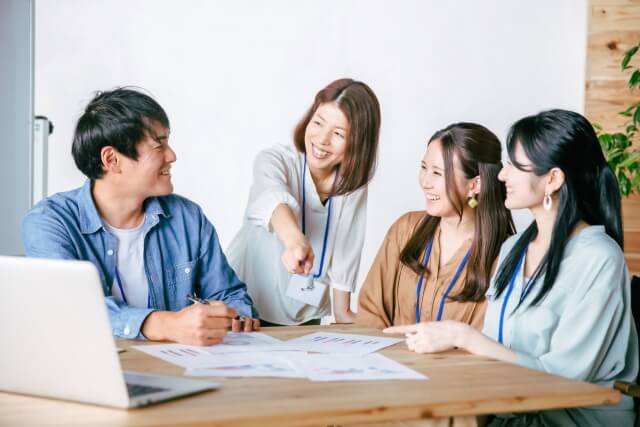 会議で資料を指し示す女性