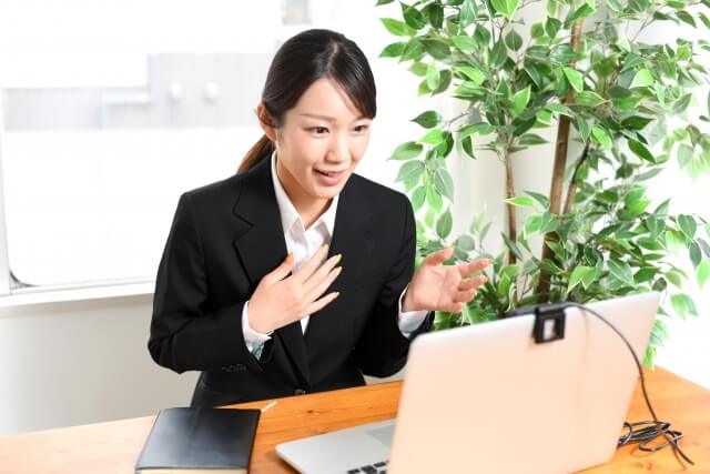 オンラインミーティングで話す女性